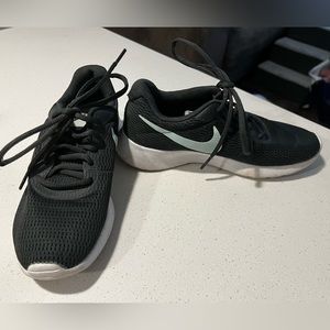 Nike Tanjun tennis shoes